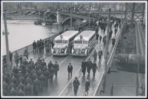 1947 Budapest, Margit híd, félpályás avatás, fotó, sarkán törésnyom, 11,5×17,5 cm
