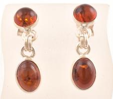 Ezüst(Ag) borostyános fülbevalópár, jelzett, h: 2,5 cm, bruttó: 2,5 g