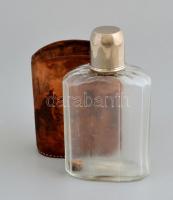Üveg boros flaska, bőr tokban, m: 15,5 cm