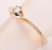 Arany (Au) 14K szoliter köves gyűrű, brill kővel, cca 0,13 ct, jelzett, méret: 48, bruttó: 1,2 g