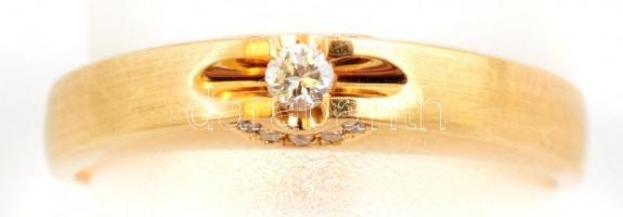 Arany (Au) 14K gyűrű, brill kövekkel, a nagy cca 0,08 ct, a 10 kisebb összesen cca 0,1 ct, jelzett, méret: 53, bruttó: 2,2 g