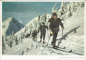 Gebirgsjägerspähtrupp aus Skiern. PK-Aufn. Kriegsber. C. Berger, Carl Werner / WWII German military skiing soldiers