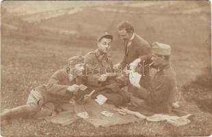 1918 Rózsahegy, Ruzomberok; kártyázó katonák / soldiers playing card game. photo (EK)