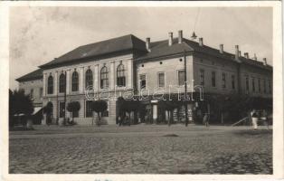 1941 Makó, Népbank székháza (Korona szálloda), Pálfy József üzlete, ékszerész és könyvesbolt (fl)