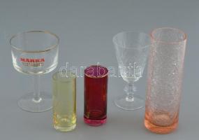 Vegyes üveg tétel: repesztett pohár, metszett pohár, 2 db színes röviditalos pohár, Márka Vermouth feliratos pohár, kis kopásokkal, 9 cm és 15 cm közötti méretekben