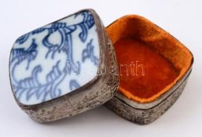 Ázsiai porcelán tégely, kézzel festett, jelzett, hibátlan, 4x7 cm + Ezüstözött bronz dobozka, porcel...