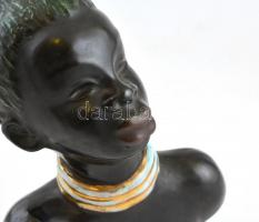 Art deco női félakt szobor, mázas kerámia, jelzés nélkül, alján hiányos címkével és számmal (formasz...