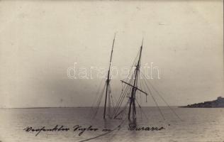 Durres, Durazzo; elsüllyedt vitorlás / sunken sailing ship. photo
