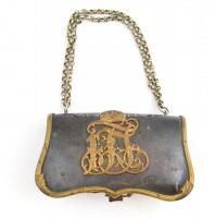 XIX. sz. vége: M. kir. 1. sz. Ferenc József huszárezred tölténytáska. Fa doboz bőrborítással, oldallapján díszes préselt ezüst lemezekkel, Ferenc József monogramja és a magyar korona sárgaréz rátétekkel. 14x9 cm