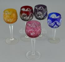 5 db metszett, színes üvegpohár, apró kopásokkal, m: 18,5 cm