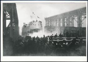 1914 Az Osztrák-Magyar Monarchia Szent István csatahajójának vízre bocsátása a fiumei hajógyárban, eredeti negatívról az 1980-as években előhívott másolat, 13×18 cm