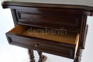 Fiókos kártyaasztalka kinyitható tetővel. XX. sz. eleje, magyar. dió fa test, politúrral. Egyik fiók...