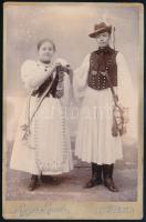 1898 Magyaros díszruhába öltözött leány és fiú szüreti fotója Berger Rezső budapesti műterméből, 16,5×10,5 cm