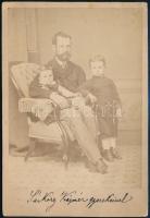cca 1870 Nemes Sárközy Kázmér (1839-?) huszárhadnagy, későbbi csendőrfőhadnagy gyerekeivel, keményhátú fotó, 16,5×11 cm