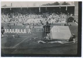 1912 A stockholmi olimpián 2. helyezést elért magyar tornacsapat elvonulása, hátoldalon feliratozott fotó, 7×10,5 cm