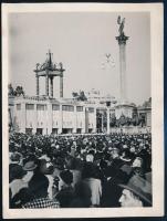 1938 A budapesti Nemzetközi Eucharisztikus Kongresszus Hősök terén lévő rendezvényének közönsége, eredeti fotó, 12×9 cm
