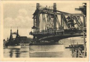 A felrobbantott Ferenc József híd. A németeknek olcsó volt hazánk fővárosa. Nem kímélték hídjainkat