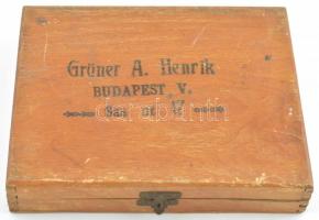 Grüner A. Henrik jelzésű fa doboz, enyhén kopottas állapotban, 14,5x18,5x3 cm
