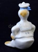 Donald kacsa porcelán szobor, kézzel festett, jelzetlen, hibátlan állapotban, m: 12 cm