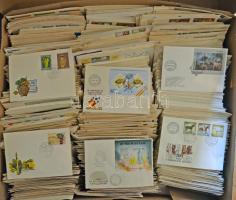 Több mint 2.100 darabos FDC gyűjtemény / tétel nagy karton dobozban az 50-es évek végétől a 90-es évek elejéig. Tartalmas, szép anyag!!