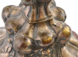 Díszes barokk stílusú alpakka gyertyatartó, jelzés nélkül, az alján kis horpadásokkal, apró lyukkal,...