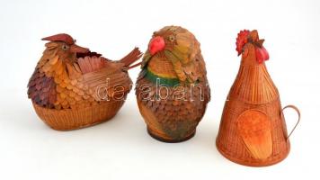 3 db csirke-kakas figurális fonott fedeles tároló, kézzel készült termék, m: 18 és 23 cm közötti méretben