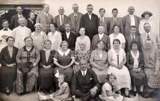 Nagy kupacnyi, kb 100 db nagyrészt keményhátú fotó az 1860-as évektől, sok portré, katonai, és város...