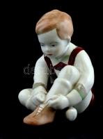 Aquincumi porcelán kisfiú, kézzel festett, jelzett, kopásnyomokkal, m: 10,5 cm