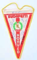A Budapest Honvéd csapattagjainak aláírása Honvéd zászlón