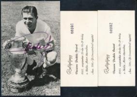 Puskás Ferenc (1927-2006) labdarúgó aláírása fotón és 2 db belépőjegyen, egyben laminálva