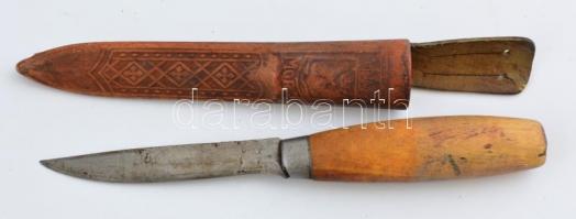 Fa nyelű régi kés fa tokkal, kopásnyomokkal, h: 21 cm