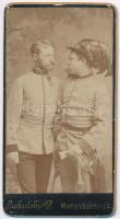 cca 1900-1914 Csendőr és katona közös fotója, keményhátú fotó Ciehulski marosvásárhelyi műterméből, 8×4 cm