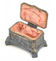 Díszes fém ékszeres dobozka, kopott, foltos, 10x6x6 cm