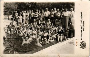 1941 Hajdúszoboszló, Gyógyfürdő, fürdőzők csoportképe. Czeglédy photo (lyuk / hole)