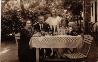 1924 Budapest, italozó családi kép. photo