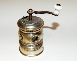 XX. század eleje: szép kis fűszerőrlő/daráló 10 cm magas