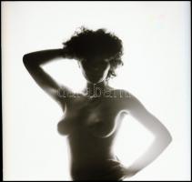 Ruha nélküli fotós gyakorlatok, több fotómodell közreműködésével, különféle időpontokban és eltérő h...