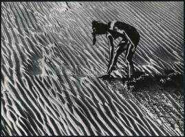cca 1985 Vincze János (1922-1998) kecskeméti fotóművész hagyatékából, jelzés nélküli, szolarizált vintage fotóművészeti alkotás, 17,8x24 cm