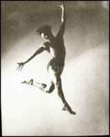 cca 1936 Mozgásművészeti kompozíció műteremben, 1 db erotikus NEGATÍV felvétel, 5x4 cm