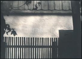 cca 1977 Takács István: Konstruktív kép, áttört fényekkel, feliratozott, vintage fotóművészeti alkotás, a magyar fotográfia avantgarde korszakából, kasírozva, 17x23 cm