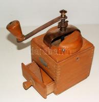 Régi tekerős fa kávédaráló (pót alkatrésszel)