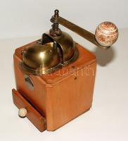 Régi tekerős fa kávédaráló