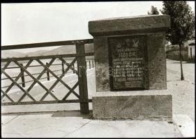 cca 1942 A hidat védelmező katonák emléktáblája, 1 db vintage negatív Kerny István (1879-1963) budapesti fotóművész hagyatékából, 6x4,5 cm