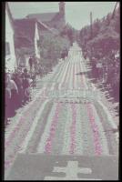 cca 1942 Budaörs, Úrnapi virágszőnyeg, virággal borított úttest, 4 db vintage színes diapozitív felvétel Kerny István (1879-1963) budapesti fotóművész hagyatékából, 24x36 mm