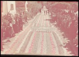 cca 1942 Budaörs, Úrnapi virágszőnyeg, virággal borított úttest, 4 db vintage színes diapozitív felv...