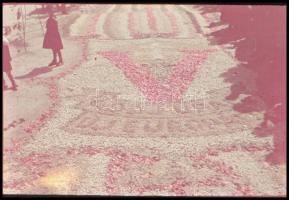 cca 1942 Budaörs, Úrnapi virágszőnyeg, virággal borított úttest, 4 db vintage színes diapozitív felv...