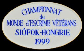 Herendi porcelán plakett, veterán vívók világbajnoksága, 1999 Siófok, jelzett, apró kopásnyomokkal, d: 9x14,5 cm