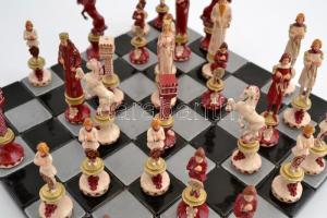 Figurális sakk készlet táblával, hiánytalan állapotban, 27x27 cm