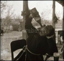 cca 1935 Thöresz Dezső (1902-1963) békéscsabai gyógyszerész és fotóművész hagyatékából, jelzés nélküli vintage NEGATÍV (Szomjas szerzetes), 6x6 cm