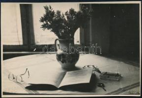 cca 1939 Thöresz Dezső (1902-1963) békéscsabai gyógyszerész és fotóművész hagyatékából, jelzés nélküli vintage fotó (Csendélet ablakkal), 6x8,8 cm